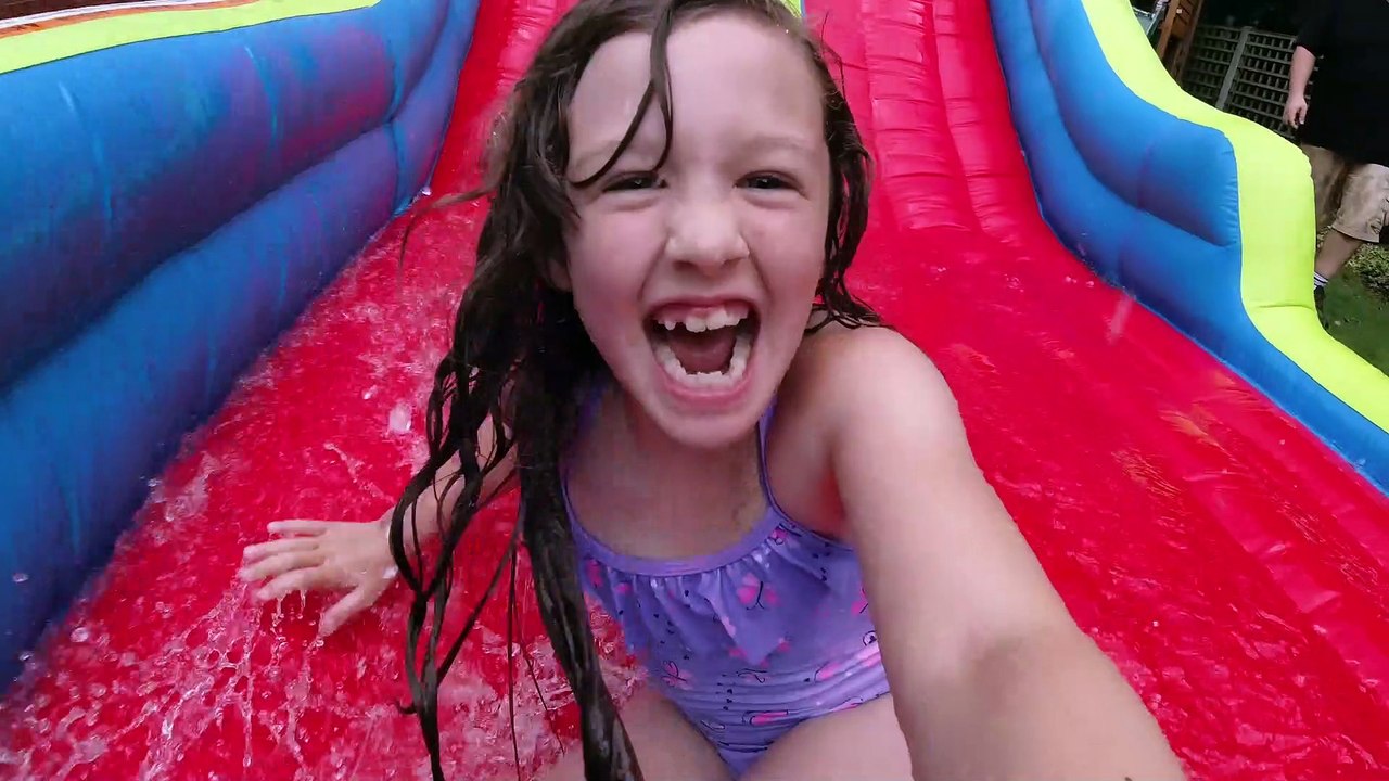 Sophia Isabella  e Alice Brincando na Piscina com Gigante Escorregador Inflável