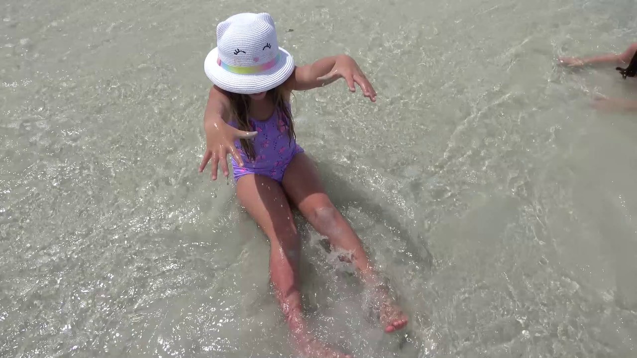 Sophia Isabella e Alice  Brincando na Praia com Lol  Surprise