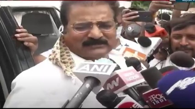 Cong slams BJP over I-T raids at Gehlot's close aide house