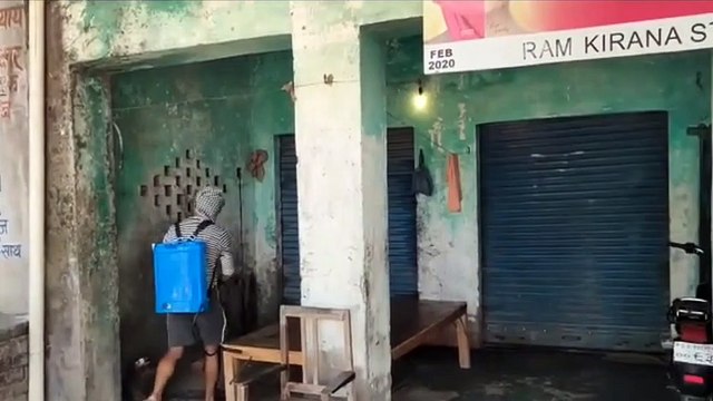 ग्राम निवाड़ी कला में ग्राम प्रधान ने करवाया सैनिटाइज़शन