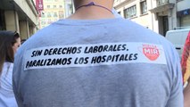 Cerca de un millar de MIR se manifiestan en la Consejería de Sanidad