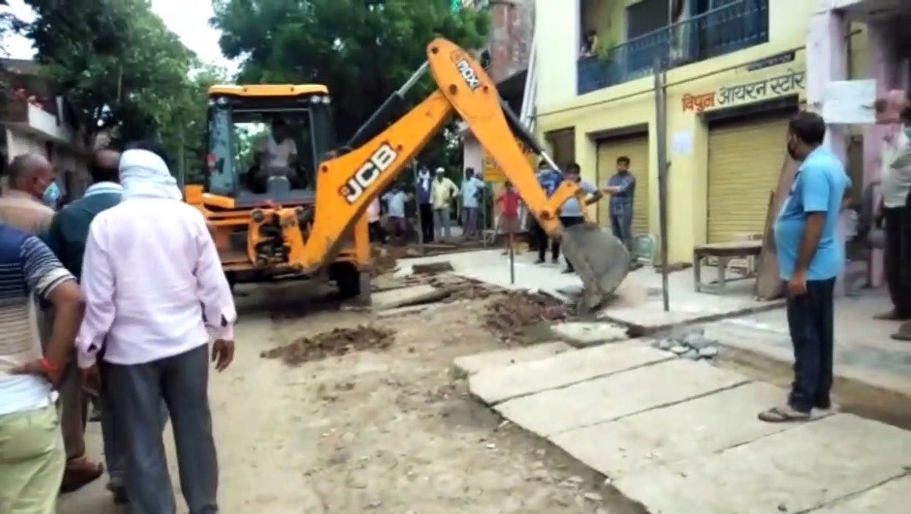 जलभराव की समस्या का हुआ समाधान, सड़क के दोनों साइड किया जा रहा है निर्माण
