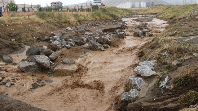 Sel suları arasında can pazarı