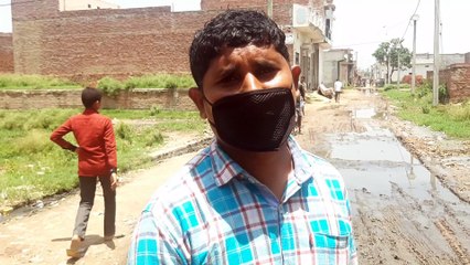 जर्जर सड़क व जलभराव की समस्या को लेकर ग्रामीणों में आक्रोश