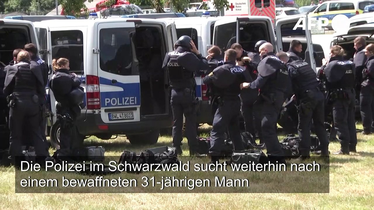 Schwerbewaffneter mann im schwarzwald weiter flüchtig