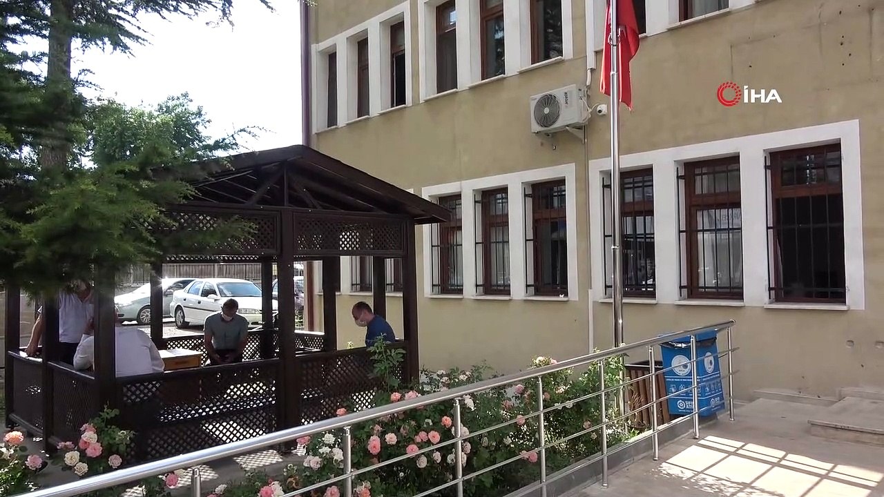 Nüfus Müdürlüğüne girdi: 'Eşim korona virüslü, ben de size virüs hediye getirdim' dedi