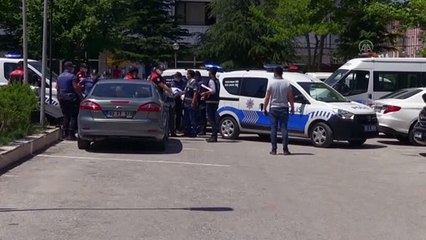 Télécharger la video: Düğünde 4 polis memurunu yaralayan 6 şüpheliden 5'i tutuklandı - AFYONKARAHİSAR