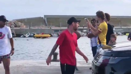 La reacción de Luis Suárez y Messi para no saltarse el protocolo del Covid-19 cuando fueron descubiertos en Blanes por los aficionados
