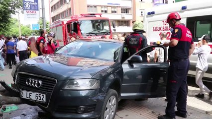 Otomobil kaldırımdaki yayalara çarptı: 3 yaralı - ORDU