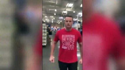 Homem filmado sem máscara acaba despedido pelo seu comportamento agressivo