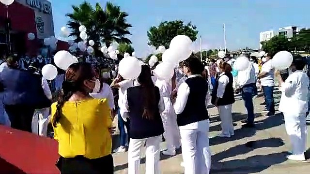 Familiares, amigos y compañeros del nosocomio se congregaron a las afueras de la institución