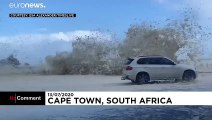 Una tempestad cubre de espuma la fachada marítima de Ciudad del Cabo