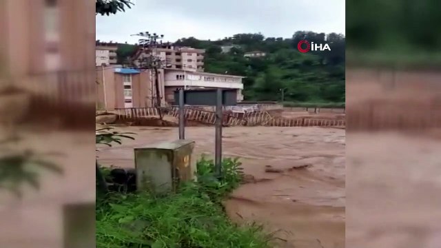 Rize'de sel suları köprüyü böyle çökertti