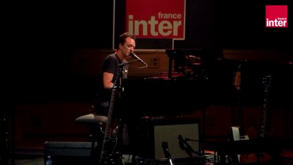 Malik Djoudi interprète "Instant réversible" en version piano - voix