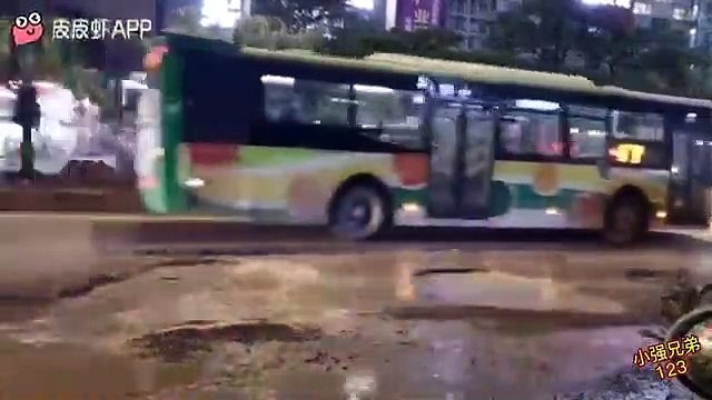 Ces 2 nids de poule vont faire très mal aux voitures qui passent dessus