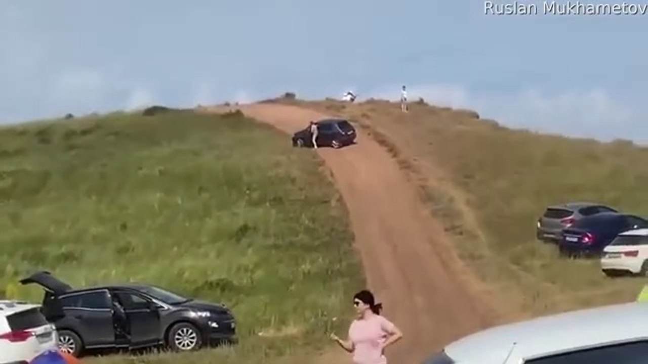 Un idiot laisse sa voiture partir sans lui dans la pente