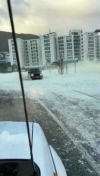 Les routes de Cape Town couvertes d'écume pendant la tempête