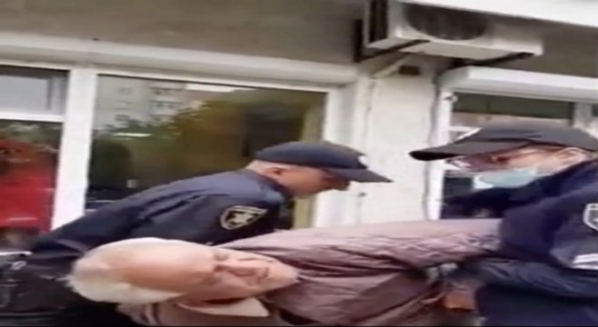 Maske takmayan yaşlı adama polisten sert müdahale!