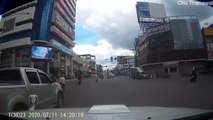 Insurance Scammer Caught on Dashcam