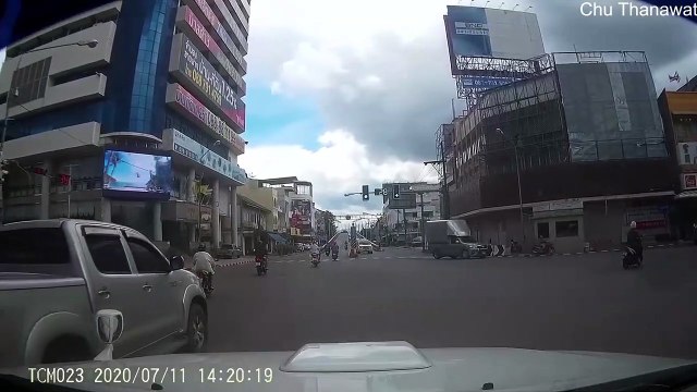 Insurance Scammer Caught on Dashcam