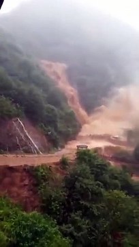 Rize'de dereler taştı, yollar kapandı