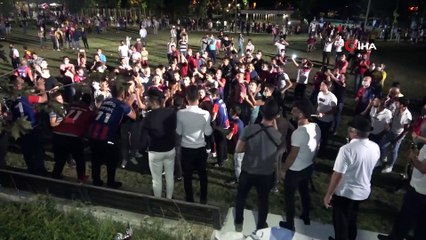 Şampiyonluk sevinci sosyal mesafeyi unutturdu