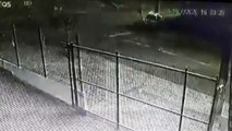 Câmera flagra motorista colidindo carro contra poste e fugindo a pé no Colmeia