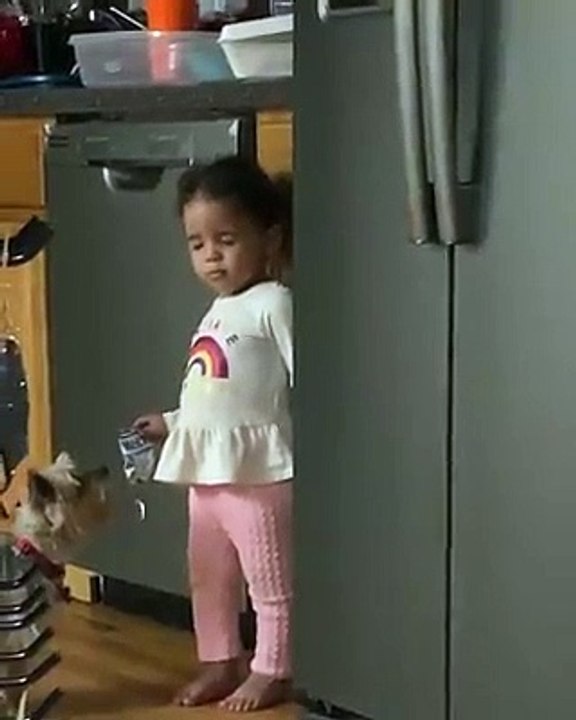 Gracioso momento en el que un niña se hace la dormida tras ser descubierta comiendo dulces