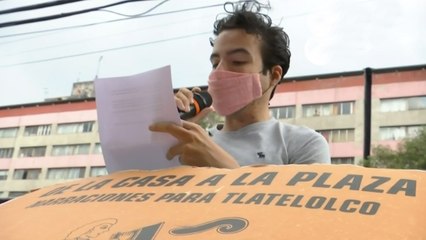 Vecino cuenta cuentos con su bocina a niños en confinamiento en Tlatelolco