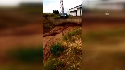 Bitlis'te sağanak ve dolu su baskınlarına neden oldu (2)