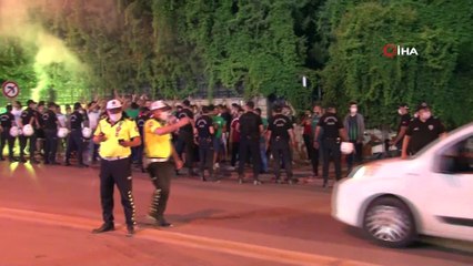 - Denizlispor taraftarları galibiyetin ardından stat önünde 3 puanı kutladı