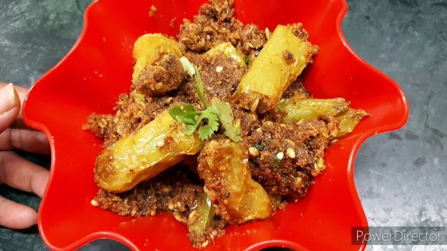 बेसन की भरवां मिर्च अनोखे तरीके से बनाएं | Kathiyawadi Bharwa Mirchi | Moti mirchi recipe | Indoriswadwithmymom Recipe