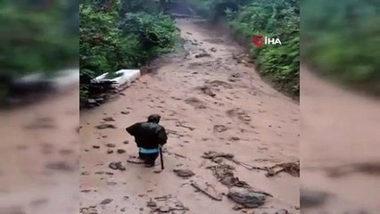 Saniyelerle sel sularına kapılmaktan kurtuldu