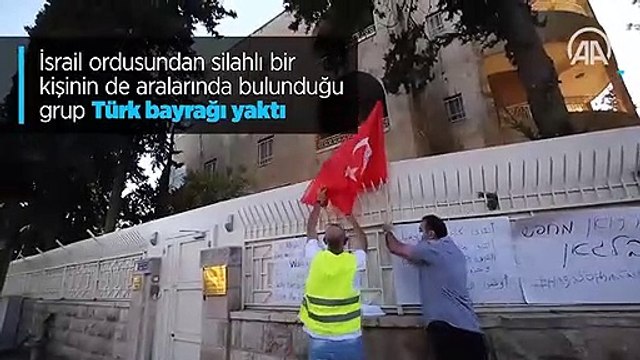 İsrail ordusundan silahlı bir kişinin de aralarında bulunduğu grup Türk bayrağı yaktı
