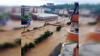 Rize’de ev ve iş yerlerini su bastı, araçlar suyun altında kaldı