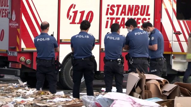 - Beylikdüzü’ndeki atık kağıt deposunda yangın çıktı- Çıkan yangın nedeniyle oluşan duman paniğe sebep oldu