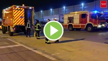 Bomberos de la Comunidad de Madrid extinguen un incendio en una nave de componentes electrónicos