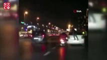 İstanbul’da şaşkınlık veren görüntü: Arıza yapan aracı motosiklet ile itti