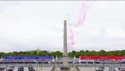 La patrouille de France passe au dessus de la tribune présidentielle, suivie d'un groupe aérien en hommage au général de Gaulle