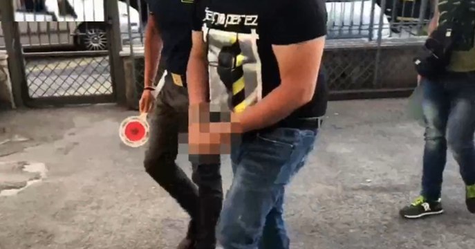 Napoli - Sequestrate due tonnellate di sigarette - uscita arrestati (14.07.20)