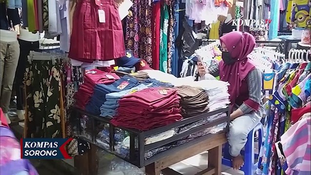 Penjual Baju Seragam Sepi Pembeli