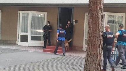 La unidad canina de los Mossos llega al domicilio del presunto yihadista