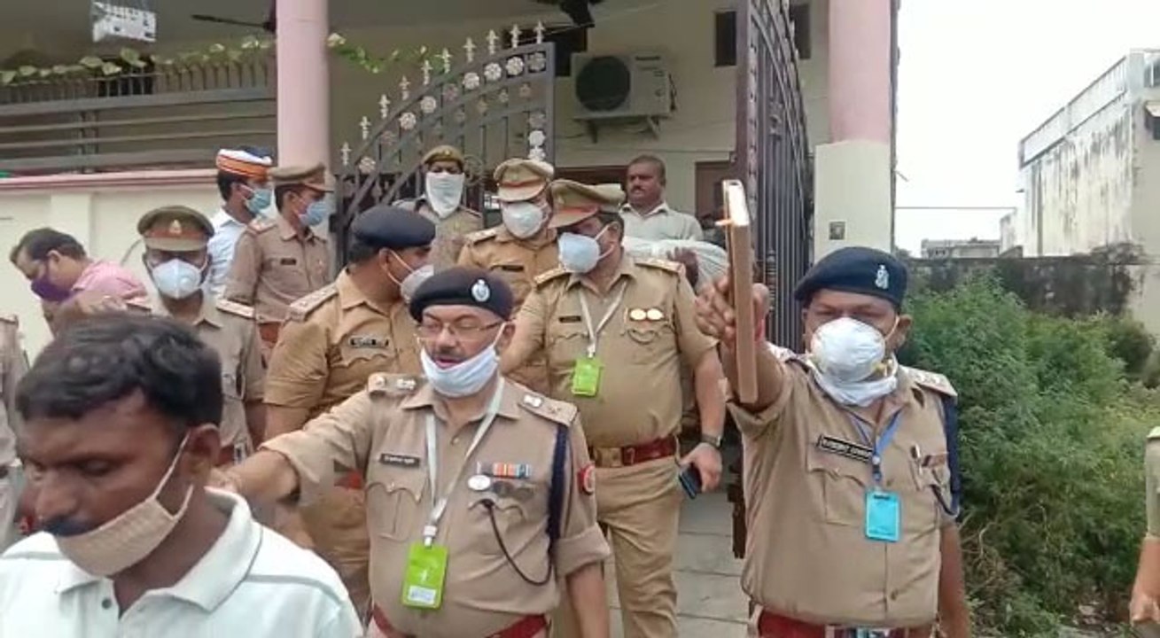 बाराबंकी में पति-पत्नी समेत दो बच्चों का फंदे प...