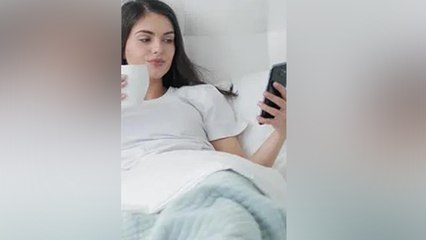 आप भी सुबह उठते ही देखते हैं Mobile, तो उससे पहले देख लें ये Video | Mobile Phone Use | Boldsky