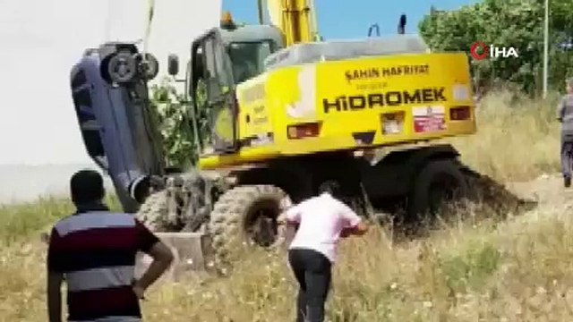 Bahçeye çıktı şaha kalkmış otomobili görünce şok geçirdi