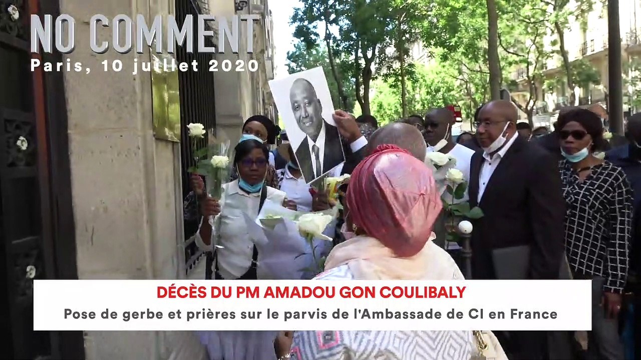 Décès du PM Amadou Gon Coulibaly, pose de gerbe et prières sur le parvis de l’Ambassade de Côte d’Ivoire en France