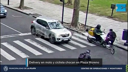 Duro golpe al chocar un ciclista con una moto delivery en Plaza Moreno