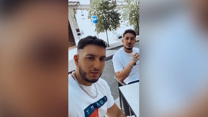 Omar Montes, con dificultades para inflar las ruedas de sus coche