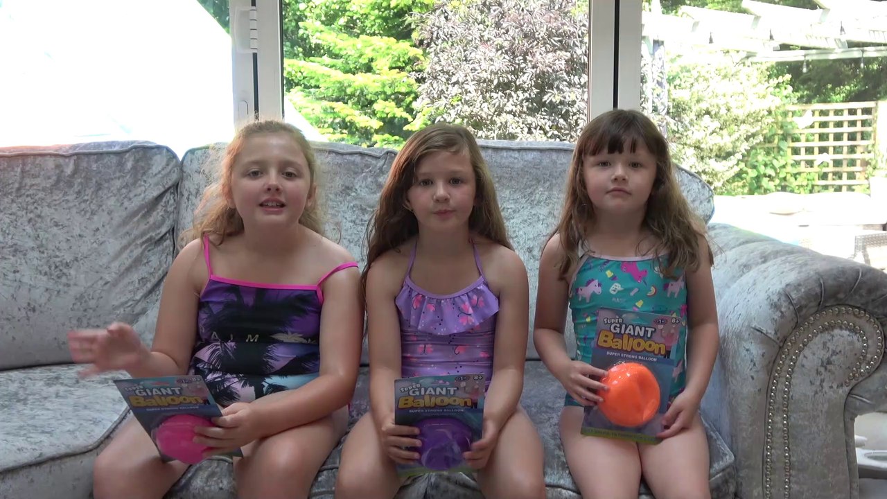 Sophia Isabella e Alice Brincando na Piscina com Gigante Escorregador Inflável