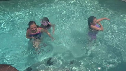 Sophia Isabella e Alice Brincando na Piscina e Contando Histórias